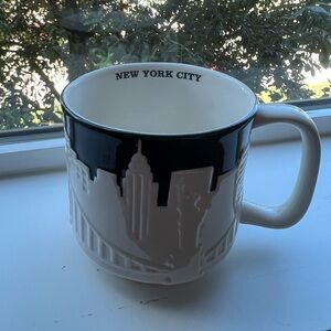 Starbucks 2010 New York City Skyline Collector Series mug. 16 oz.
